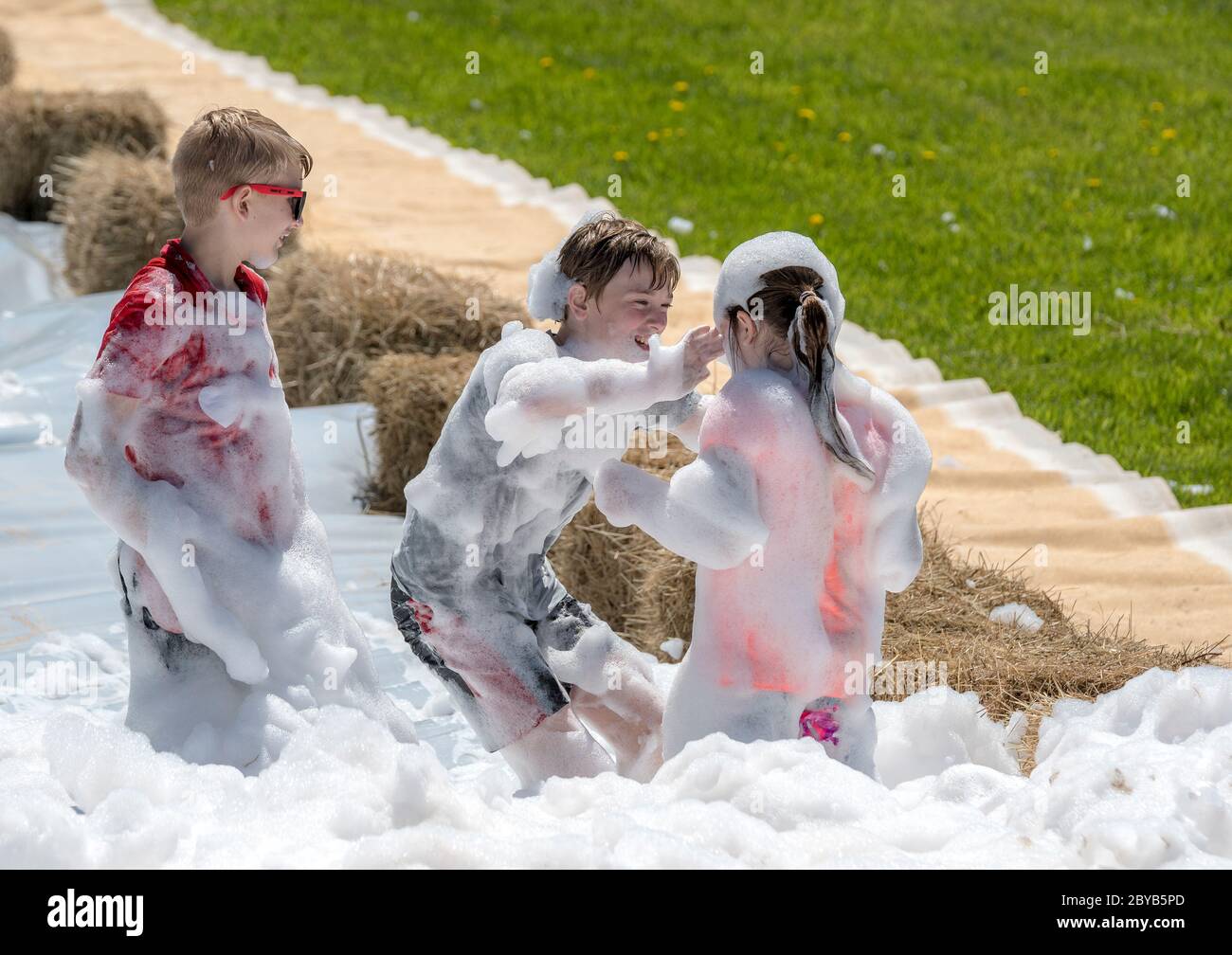 Poley Mountain, New Brunswick, Canada - 10 giugno 2017: Partecipazione alla raccolta fondi annuale 'mud Run for Heart'. Bambini in un mucchio di saponette. Foto Stock