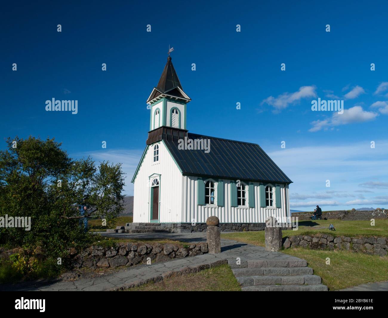 Bella chiesa di legno bianco a Thingvellir (Pingvallkirkja) Foto Stock