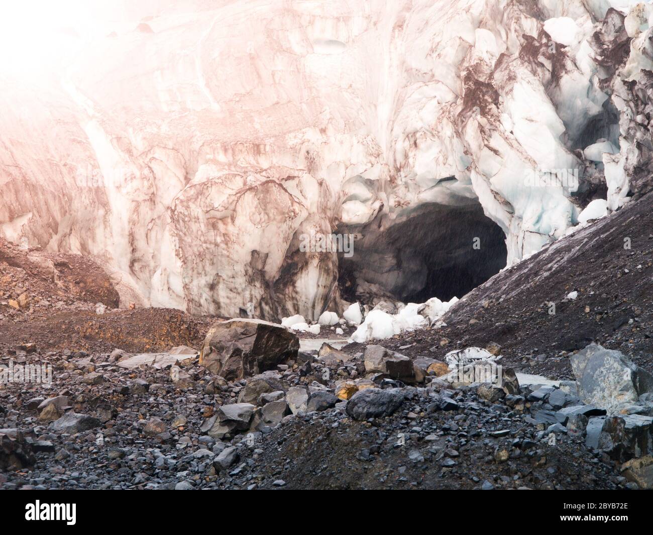 Ghiacciai grotta di ghiaccio formata da fiume caldo, Islanda. Foto Stock