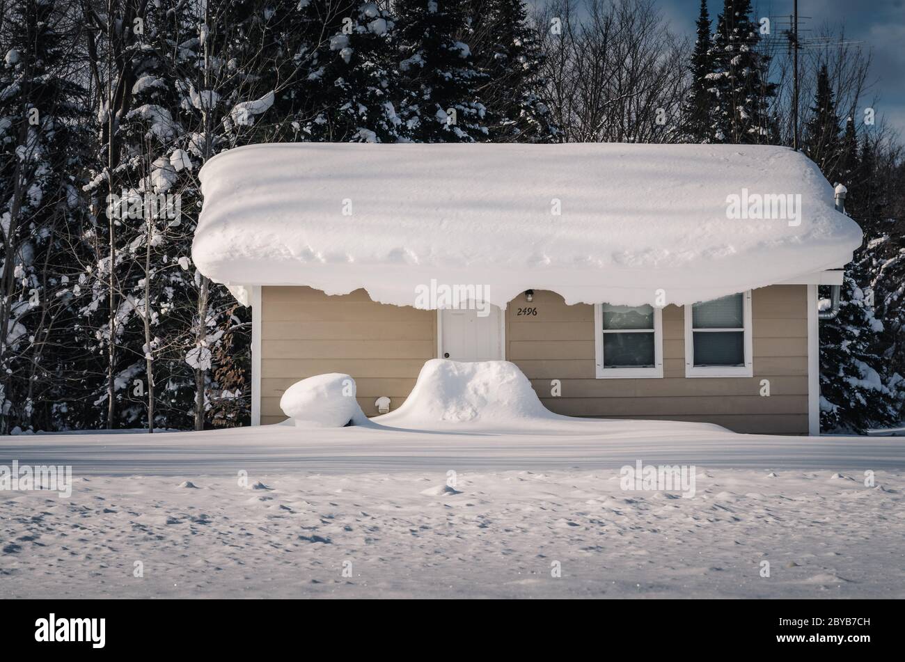 Cabina in una giornata di sole dopo una nevicata pesante. Foto Stock