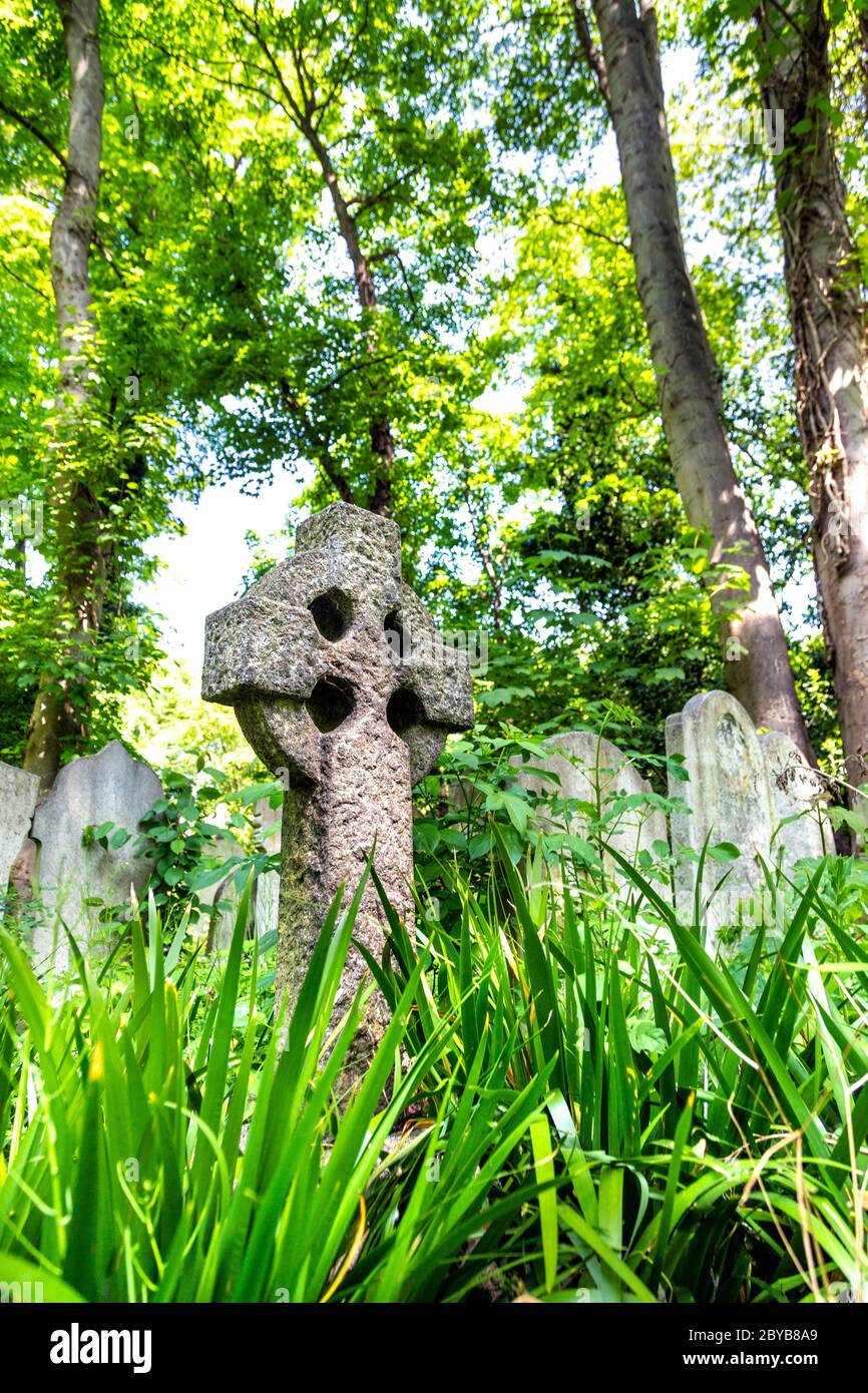 Croce celtica al Tower Hamlets Cemetery Park, uno dei magnifici sette sepolcri vittoriani, Tower Hamlets, Londra, Regno Unito Foto Stock