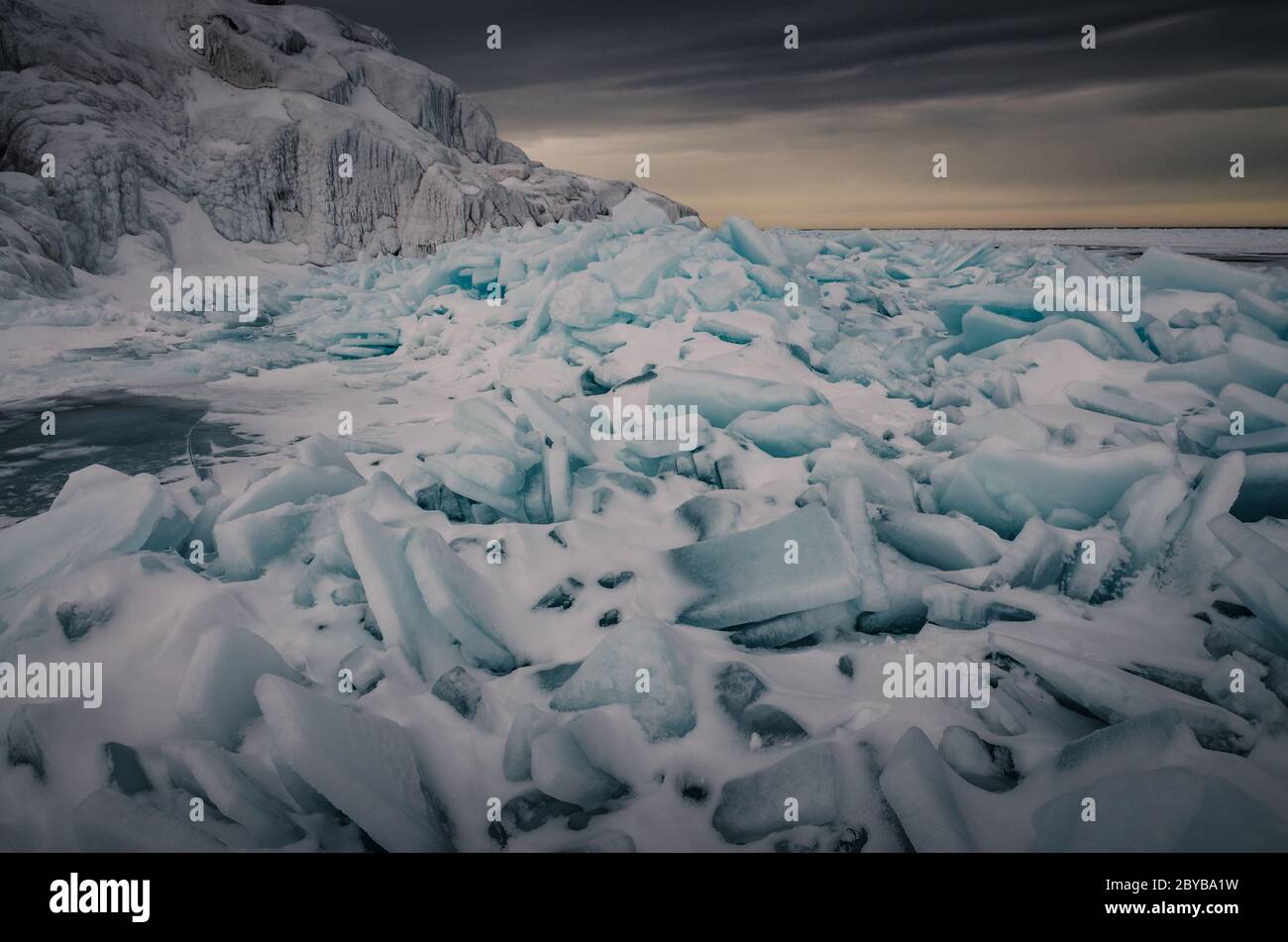 Costa ghiacciata del Lago superiore in Michigan Foto Stock