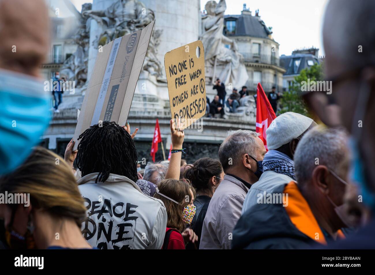 PARIGI, FRANCIA, 09 2020 GIUGNO : protesta contro il razzismo e la violenza nelle forze di polizia, Place de la République, in contemporanea con la sepoltura di George Floyd. Foto Stock