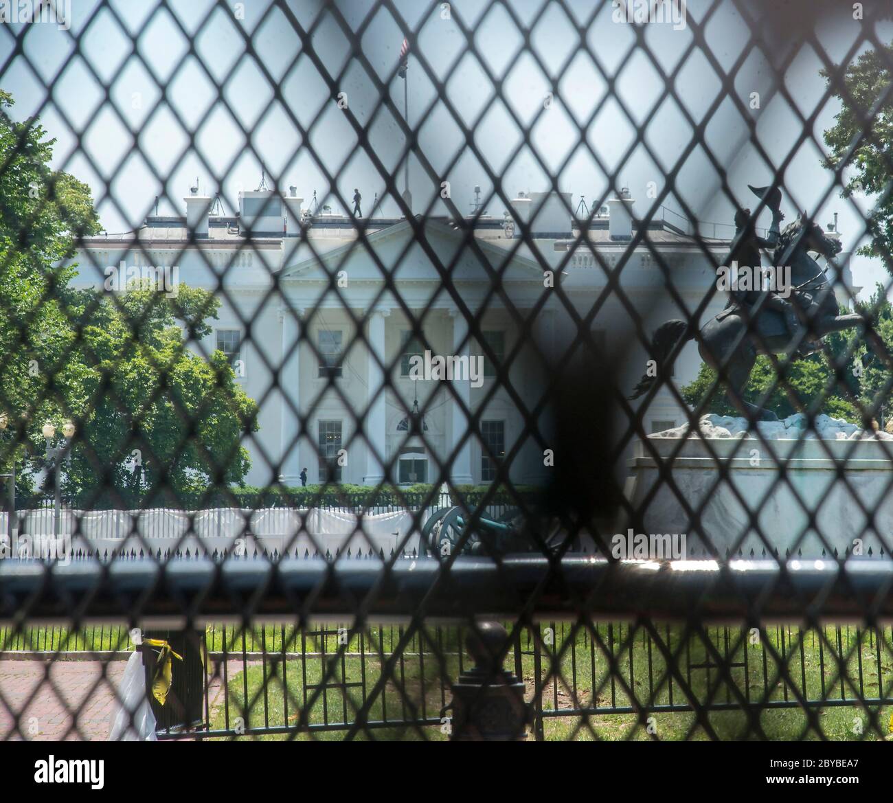 Washington DC, 9 giugno 2020, USA: La Casa Bianca come visto attraverso la recinzione temporanea intorno a Lafayette Square. Turisti e manifestanti si riuniscono intorno a t Foto Stock