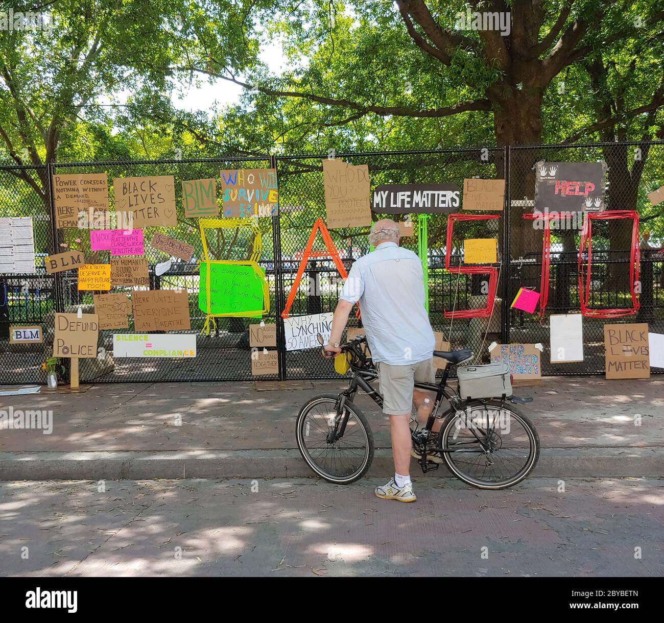 Washington DC, 9 giugno 2020, USA: Turisti e manifestanti si riuniscono intorno al segno -Lafayette Park carichi di recinzioni temporanee di fronte alla Casa Bianca come parte della Black Lives materia, mentre protestano il razzismo e richiedono che le forze di polizia siano date specifiche regole di condotta. Patsy Lynch/MediaPunch Foto Stock