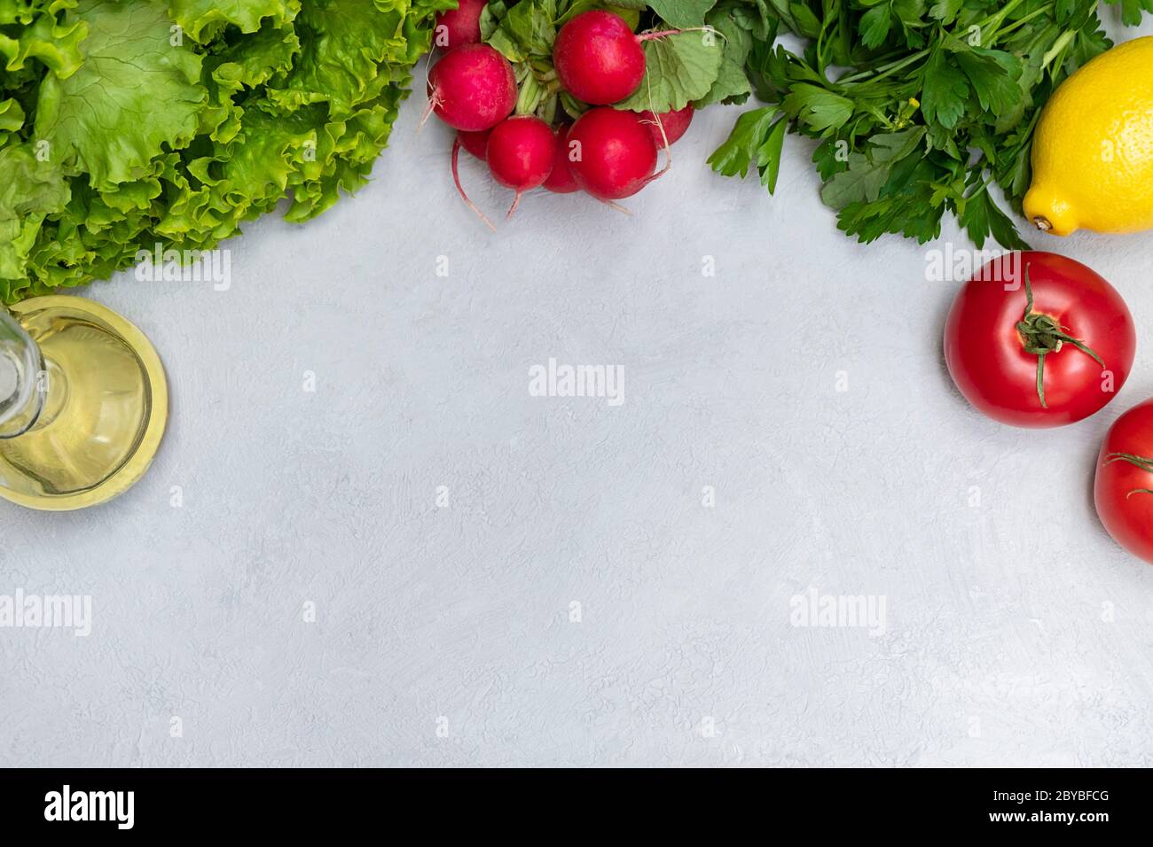 Sopra la vista delle verdure fresche crude, ingredienti insalata su sfondo grigio neutro con spazio per il testo Foto Stock