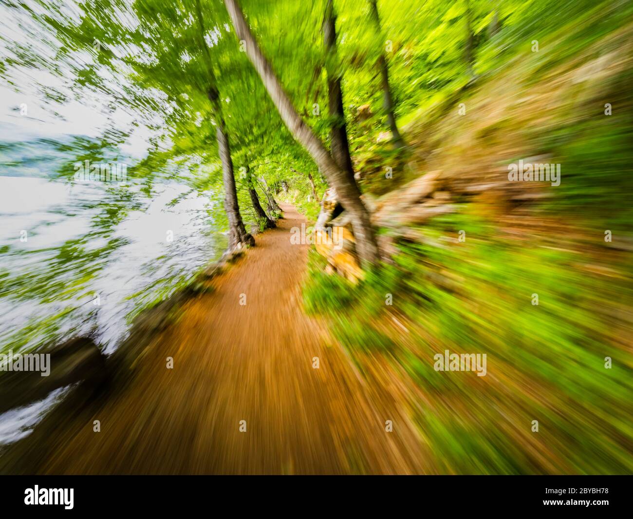 Promenade in Plitvice laghi in Croazia Europa vuoto corsa veloce su sentiero pedonale lungo la costa del lago Foto Stock