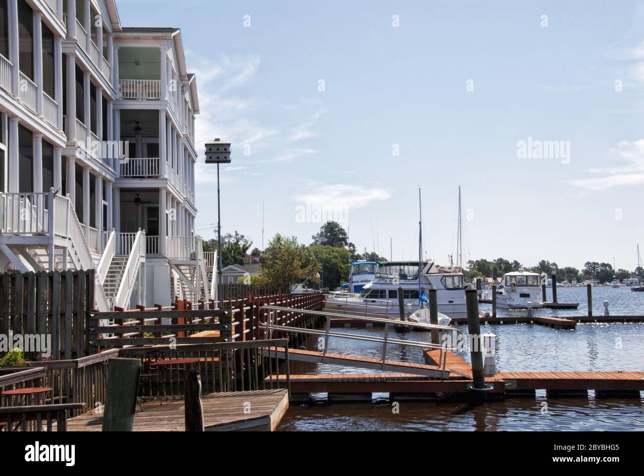 Attracco pubblico per imbarcazioni presso la Georgetown Harbourwalk nel South Carolina. Foto Stock