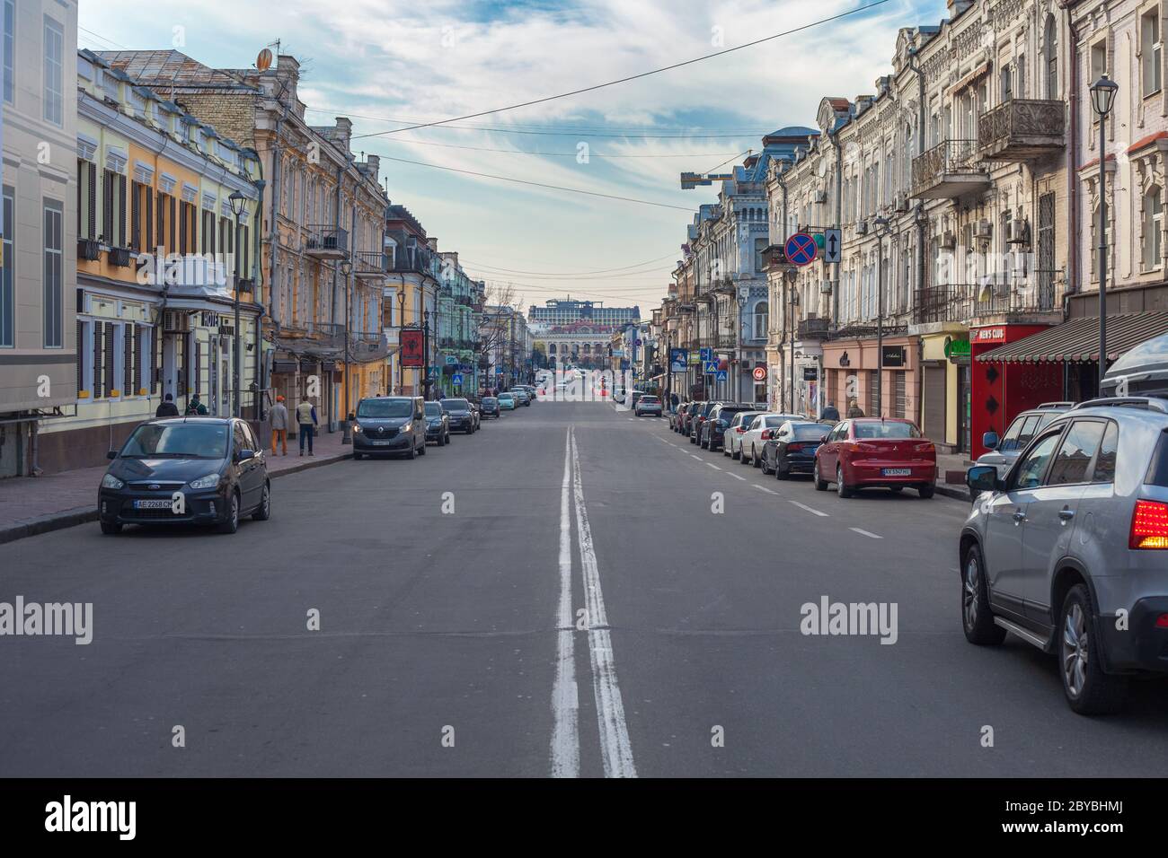 Kiev, Ucraina - 26 marzo 2020: Piazza Kontraktova nel centro di Kiev. Una strada vuota durante la quarantena e le auto parcheggiate lungo di essa. Foto Stock