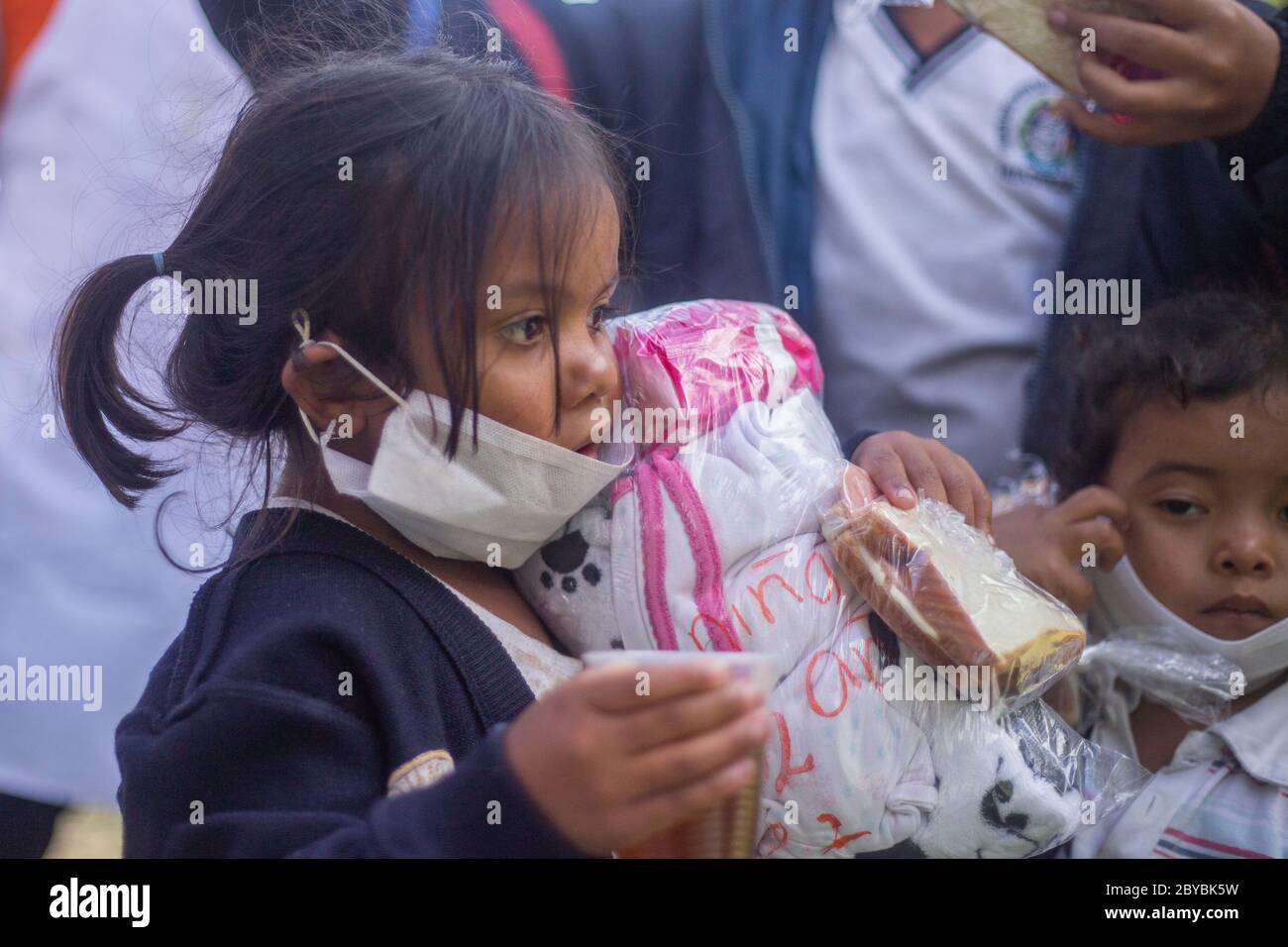 Bogotà, Colombia. 9 Giugno 2020. I bambini ricevono donazioni e cibo. Circa 500 migranti venezuelani hanno vissuto alcune settimane fa in Calle 195 con Autopista Norte nella città di Bogotà a causa della pandemia. Credit: Daniel Garzon Herazo/ZUMA Wire/Alamy Live News Foto Stock