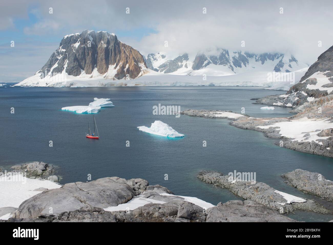 Vista dalla cairn a Port Charcot Antartide. Foto Stock