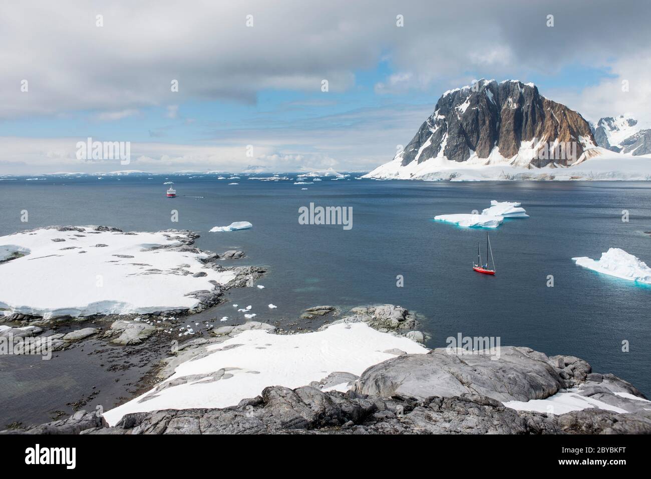 Vista dalla cairn a Port Charcot Antartide. Foto Stock