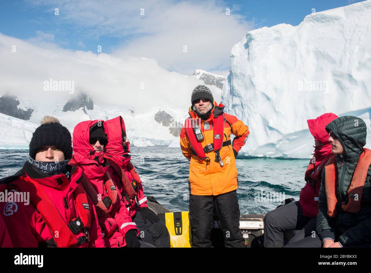 I turisti provenienti dalla nave G Expedition visitano il cimitero di iceberg nella baia di Pleneau, Port Charcot Antartide. Foto Stock