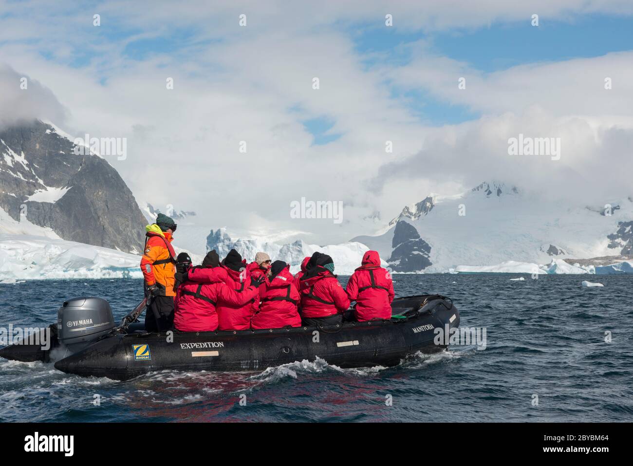 I turisti provenienti dalla nave G Expedition visitano il cimitero di iceberg nella baia di Pleneau, Port Charcot Antartide. Foto Stock