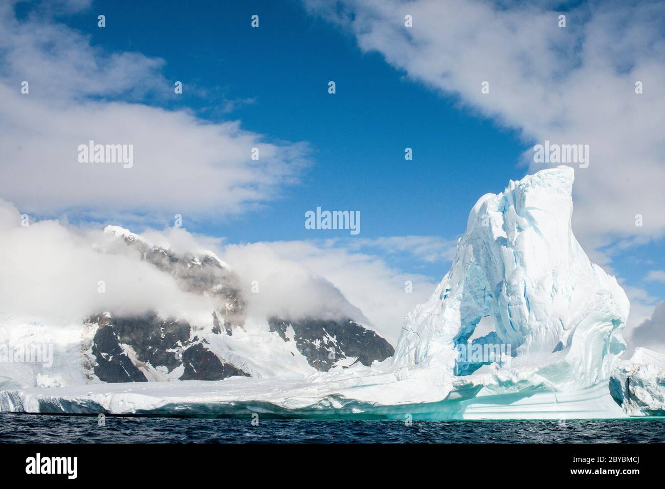 Il cantiere di iceberg nella baia di Pleneau, Port Charcot Antartide. Foto Stock