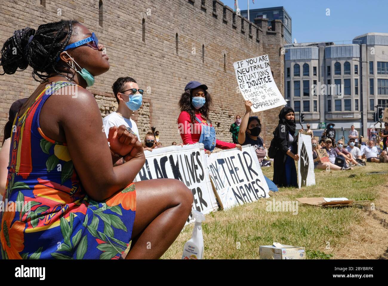 Cardiff, Galles. 31 maggio 2020. Una pacifica protesta contro la questione delle vite nere si è tenuta fuori dal castello di Cardiff. Con il sostegno della polizia e le misure sociali a distanza. Foto Stock