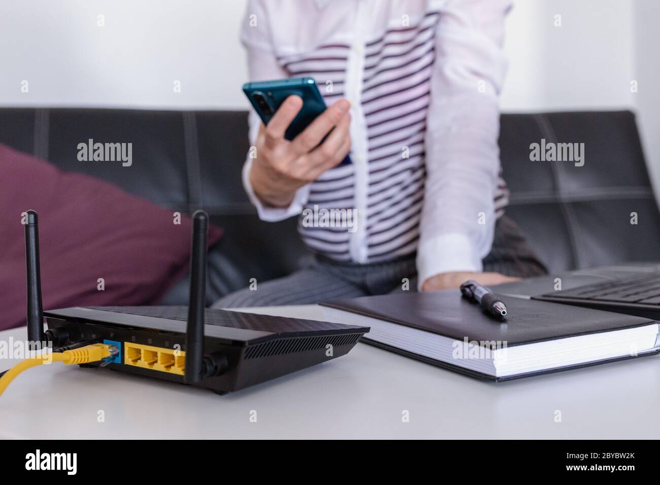 router, wifi, banda larga, casa, laptop, mobile, rete, ufficio, telefono, spina, wireless, accesso, nero, computer, hardware, modem, persona, intelligente, sistema Foto Stock