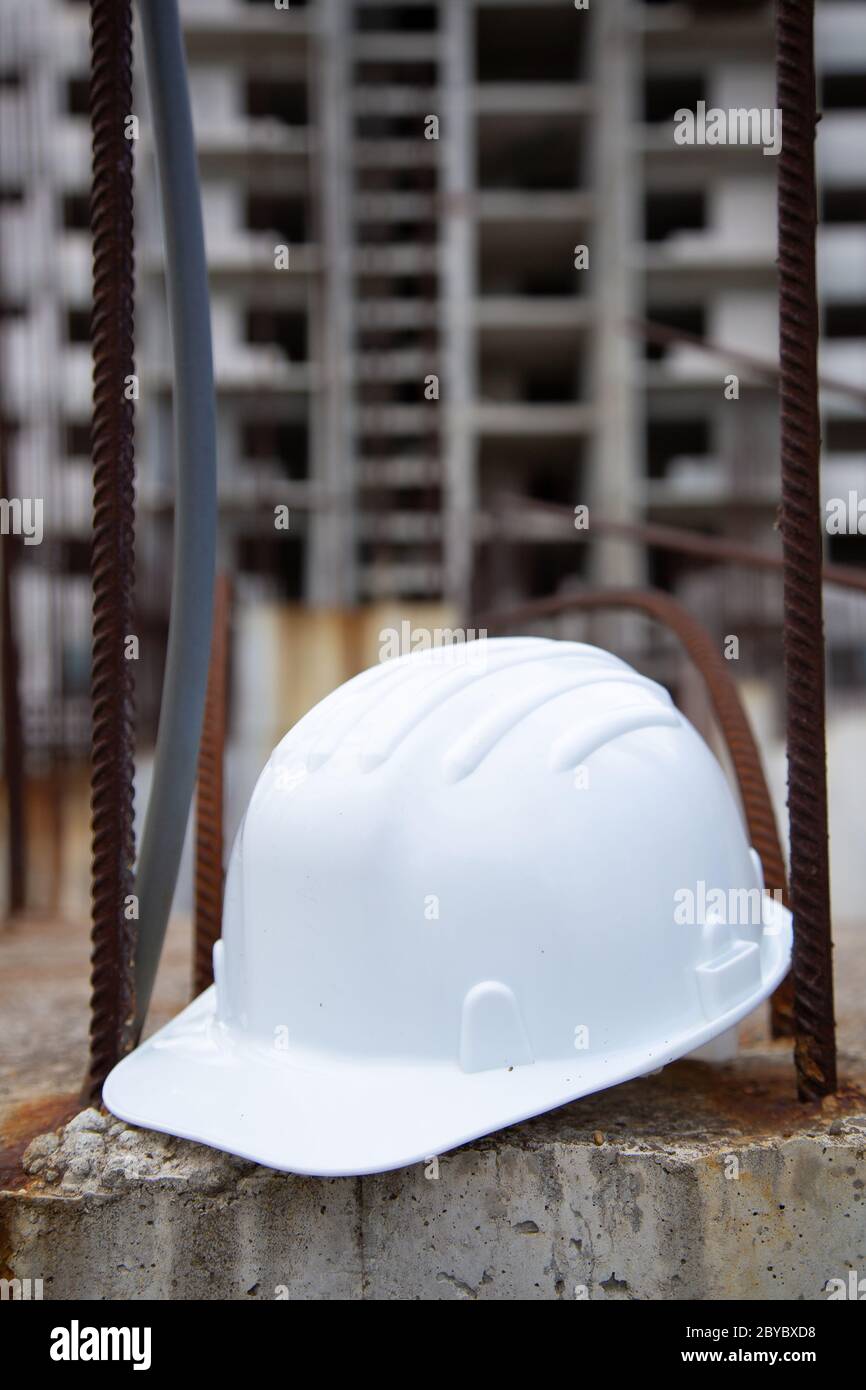 Casco di sicurezza in loco, norme di protezione del lavoro. Foto Stock