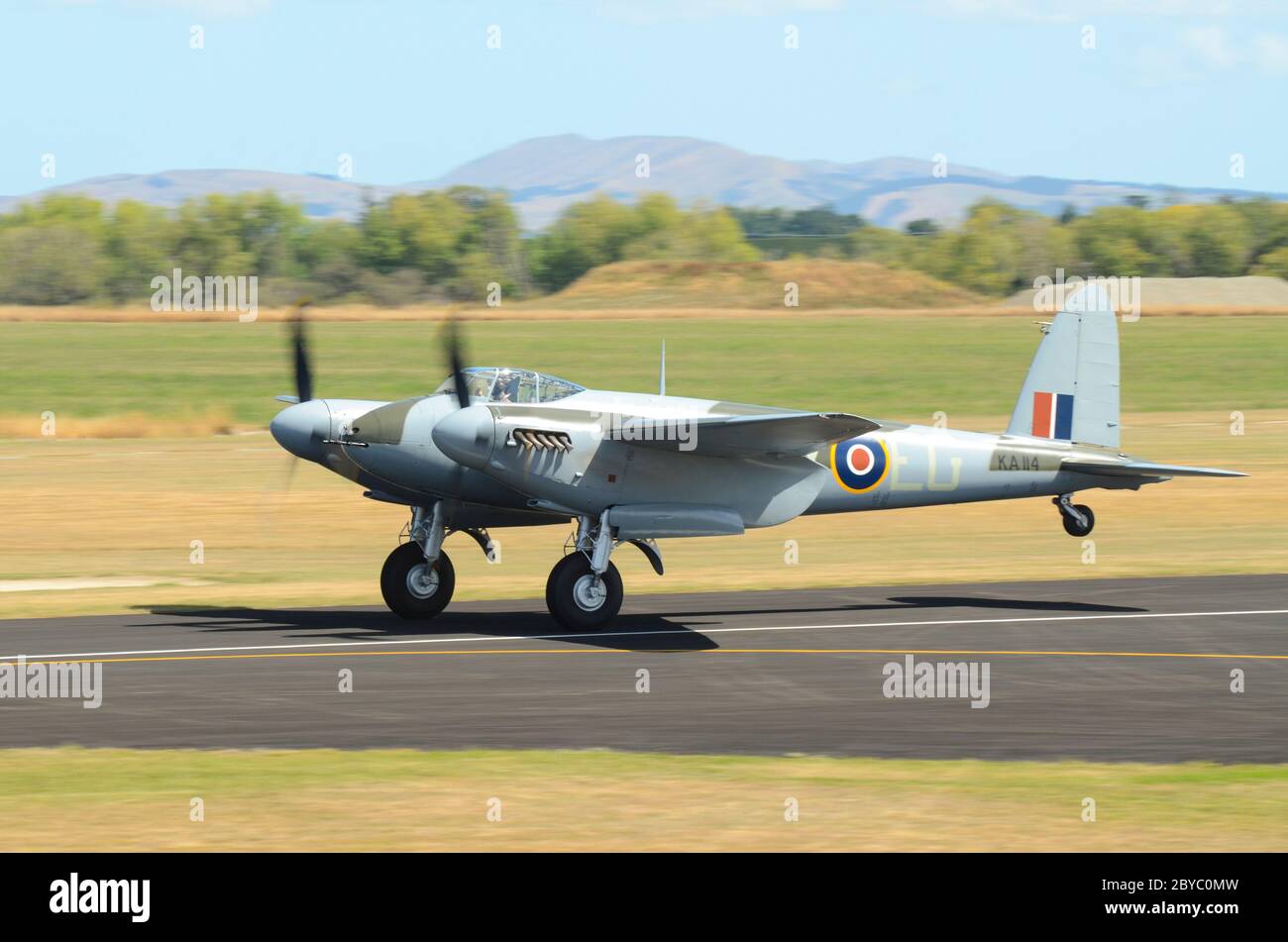 Aereo da combattimento de Havilland Mosquito che decolli al Wings Over Wairarapa, Hood Aerodrome, Nuova Zelanda. Su sulle ruote principali Foto Stock
