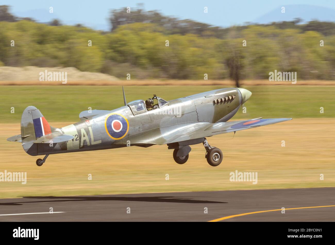 Supermarine Spitfire aereo da combattimento decollo al Wings Over Wairarapa Airshow, Hood Aerodrome, Nuova Zelanda. PV270 di ITL Aviation Foto Stock