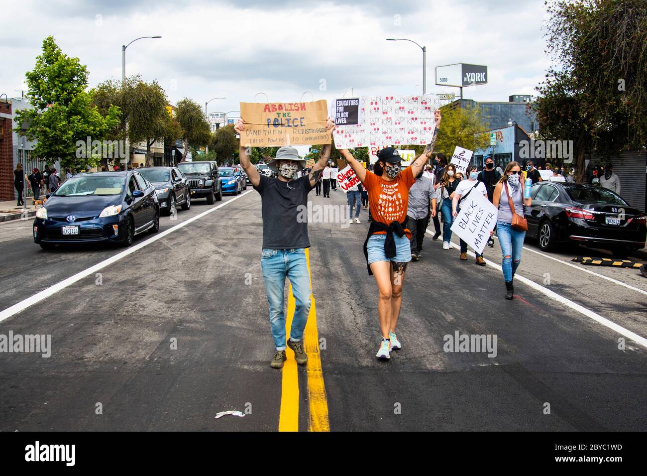 I manifestanti portano segni durante una protesta pacifica a Los Angeles in onore di George Floyd Foto Stock