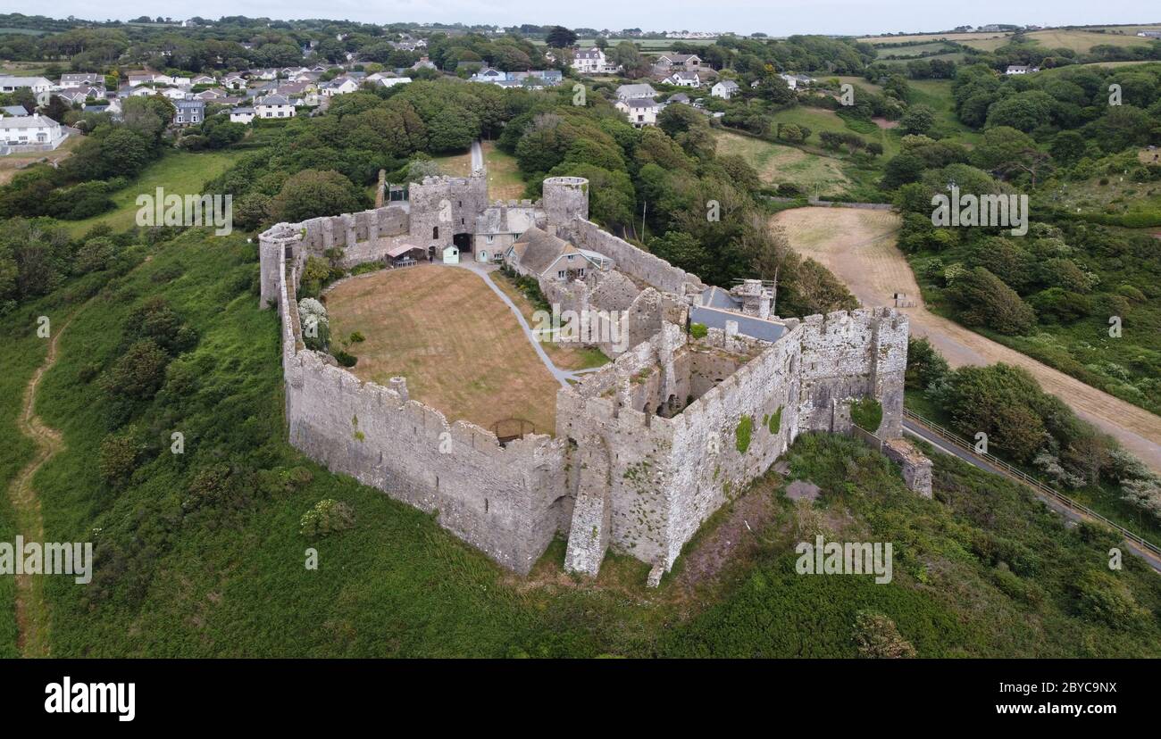 Veduta aerea del Castello di Manorbier, Pembrokeshire Wales UK Foto Stock