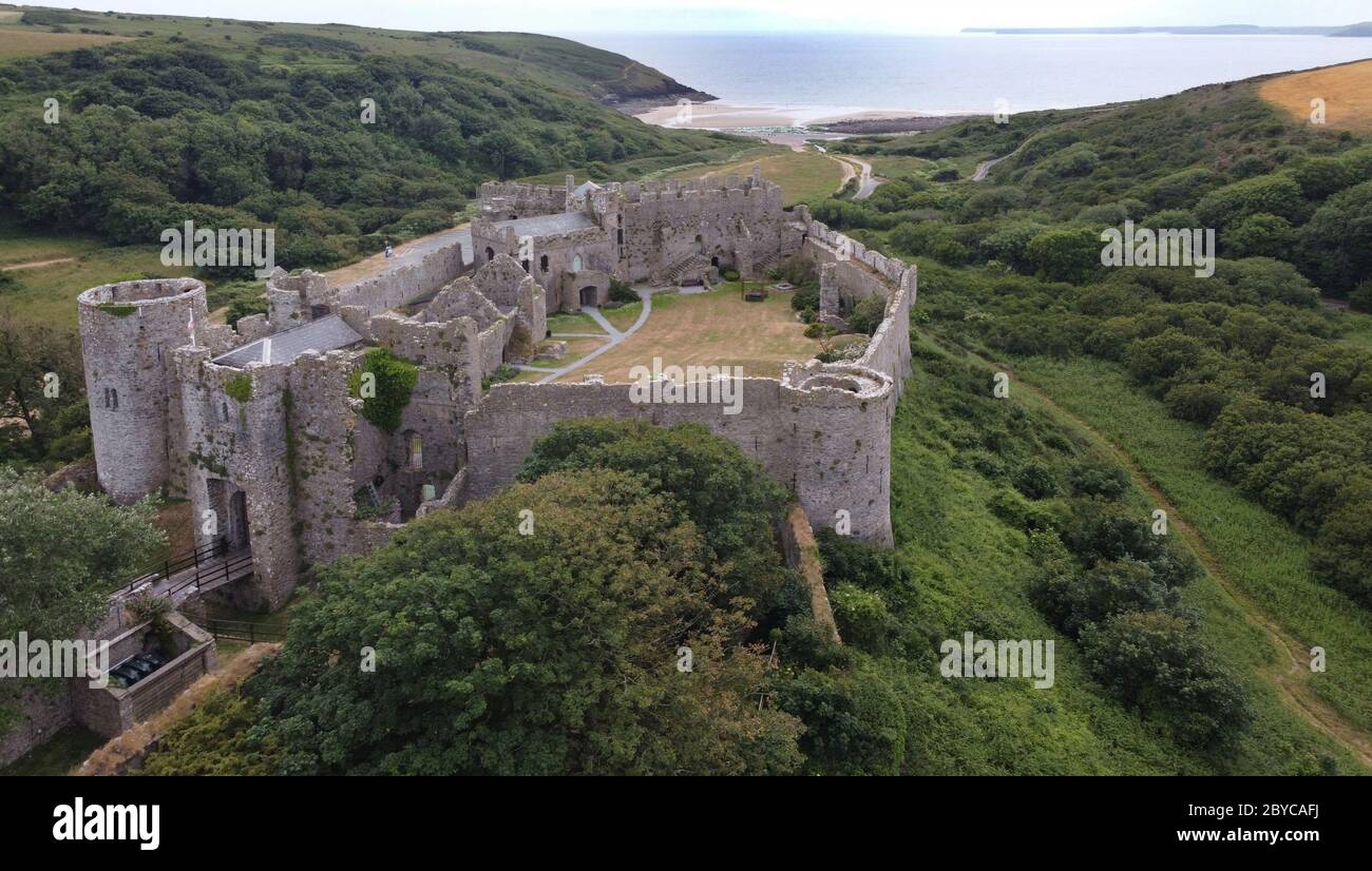 Veduta aerea del Castello di Manorbier, Pembrokeshire Wales UK Foto Stock