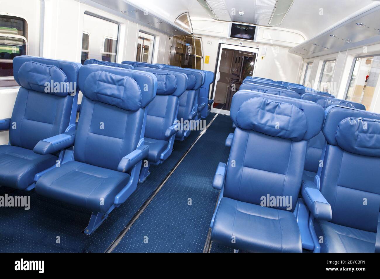 Interno di un treno passeggeri con sedi vuote Foto Stock