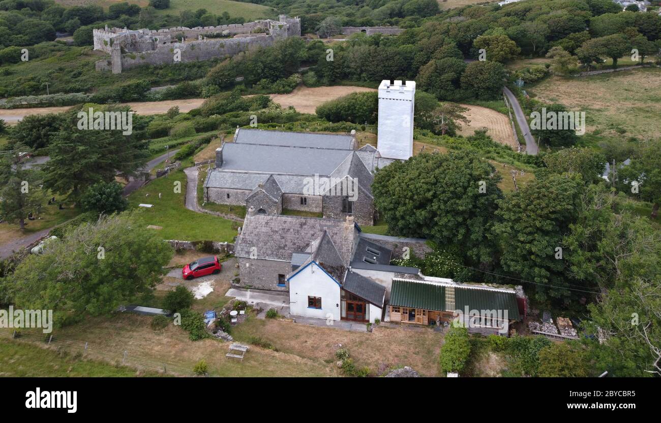 Veduta aerea della Chiesa di Manorbier Pembrokeshire, Galles, Regno Unito Foto Stock