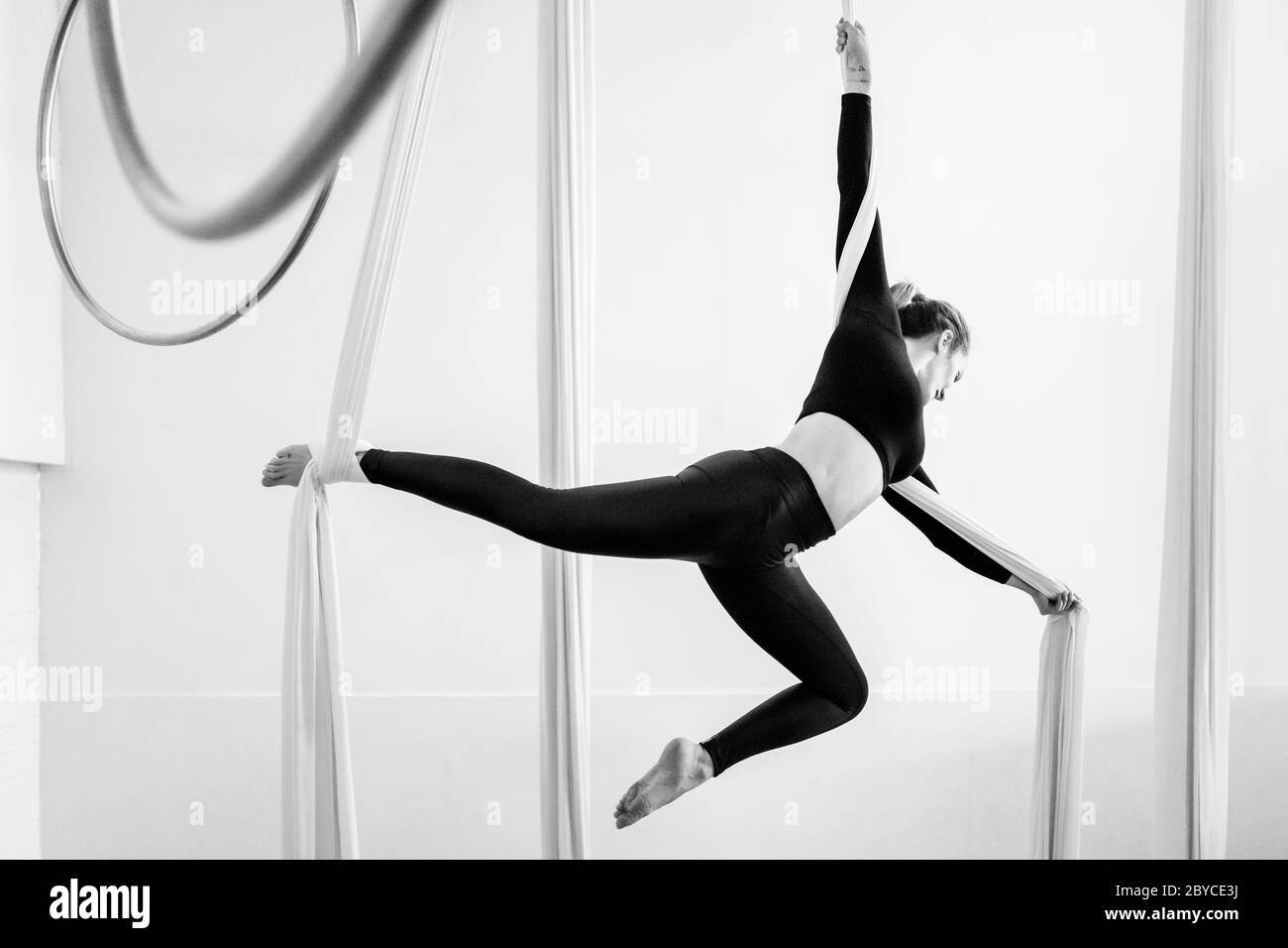 Una ballerina aerea colombiana esegue una coreografia sulle sete aeree durante una sessione di allenamento in una palestra a Medellín, Colombia. Foto Stock
