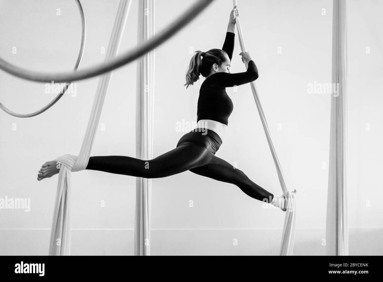 Un ballerino aereo colombiano si esibisce in sete aeree durante una sessione di allenamento in una palestra a Medellín, Colombia. Foto Stock