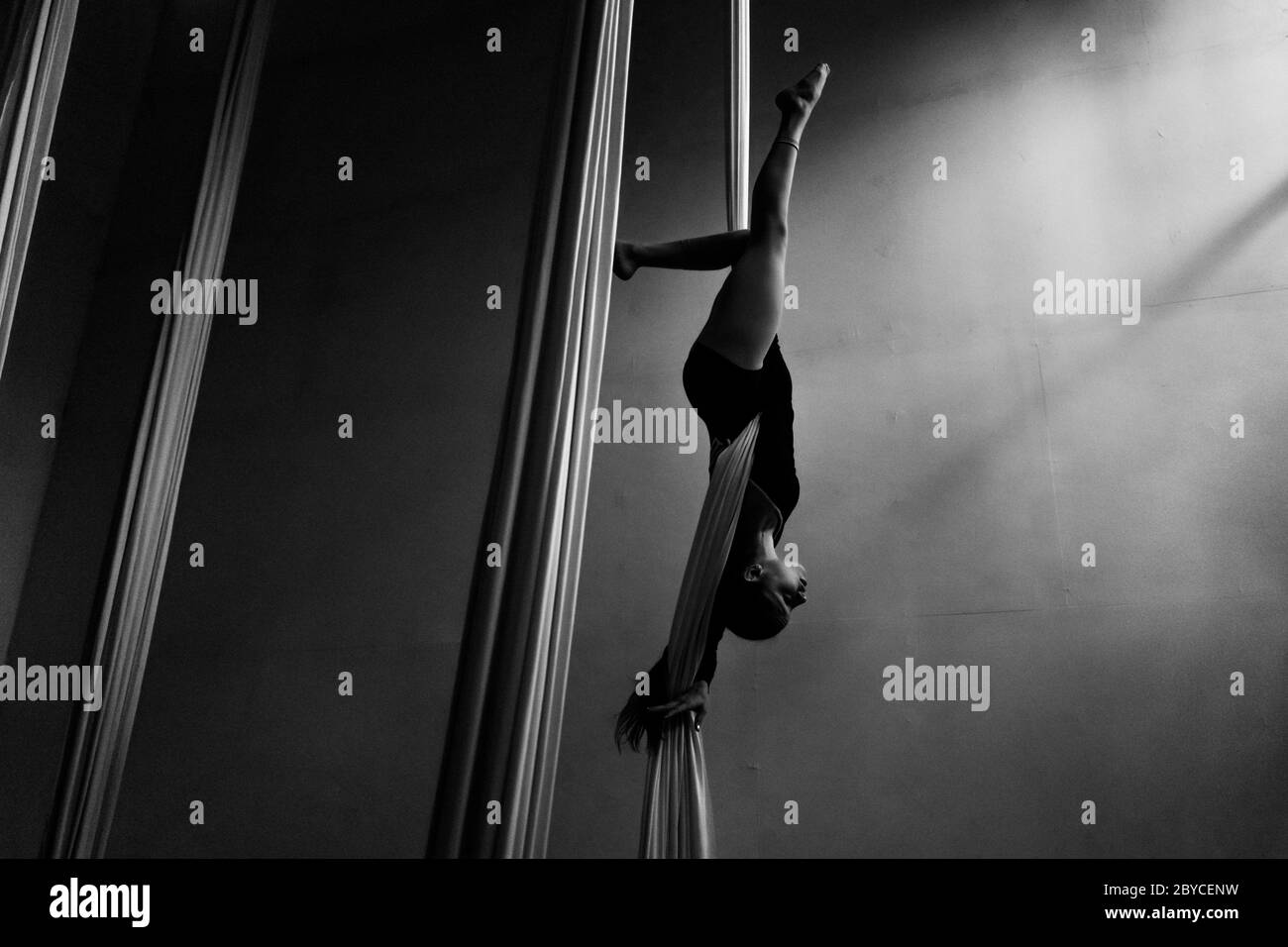 Una ballerina aerea colombiana esegue una coreografia sulle sete aeree durante una sessione di allenamento in una palestra a Medellín, Colombia. Foto Stock