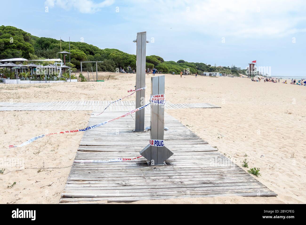 Punta Umbria, Huelva, Spagna - 30 maggio 2020: Le docce pubbliche sulla spiaggia di El Portil sono sigillate dalla polizia locale a causa del coronavirus covid-19 pandemia. Foto Stock
