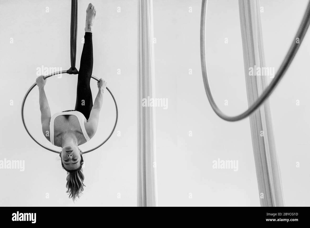 Una ballerina aerea colombiana mostra le sue abilità acrobatiche su un anello aereo durante una sessione di allenamento in una palestra a Medellín, Colombia. Foto Stock