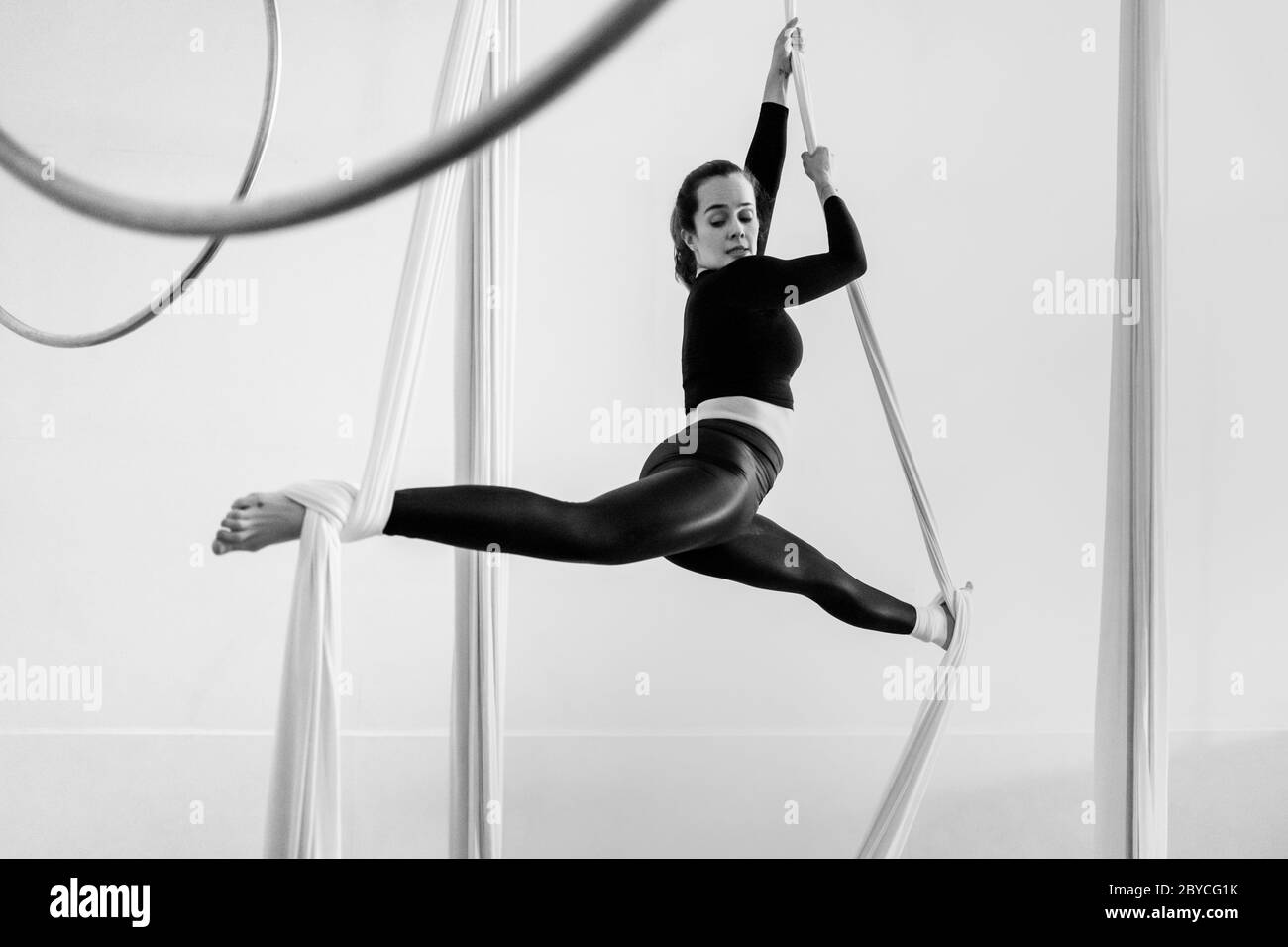 Un ballerino aereo colombiano si esibisce in sete aeree durante una sessione di allenamento in una palestra a Medellín, Colombia. Foto Stock