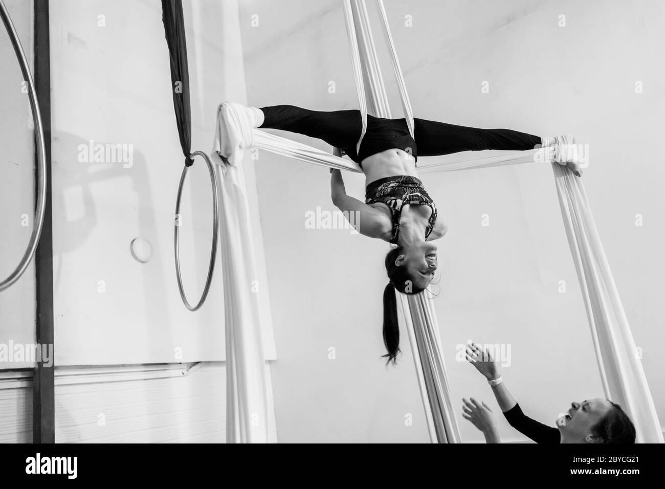 Una ballerina aerea colombiana esegue un trucco di equilibrio sulle sete aeree durante una sessione di allenamento in una palestra a Medellín, Colombia. Foto Stock