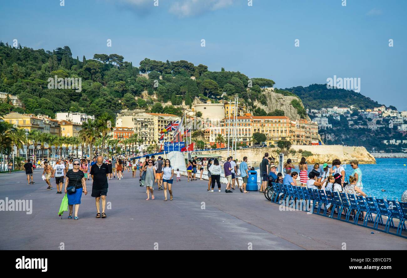 Passeggiata sulla spiaggia dell'Opera sul lungomare di Nizza, Costa Azzurra, Provenza-Alpi-Côte Azzurra, Francia Foto Stock