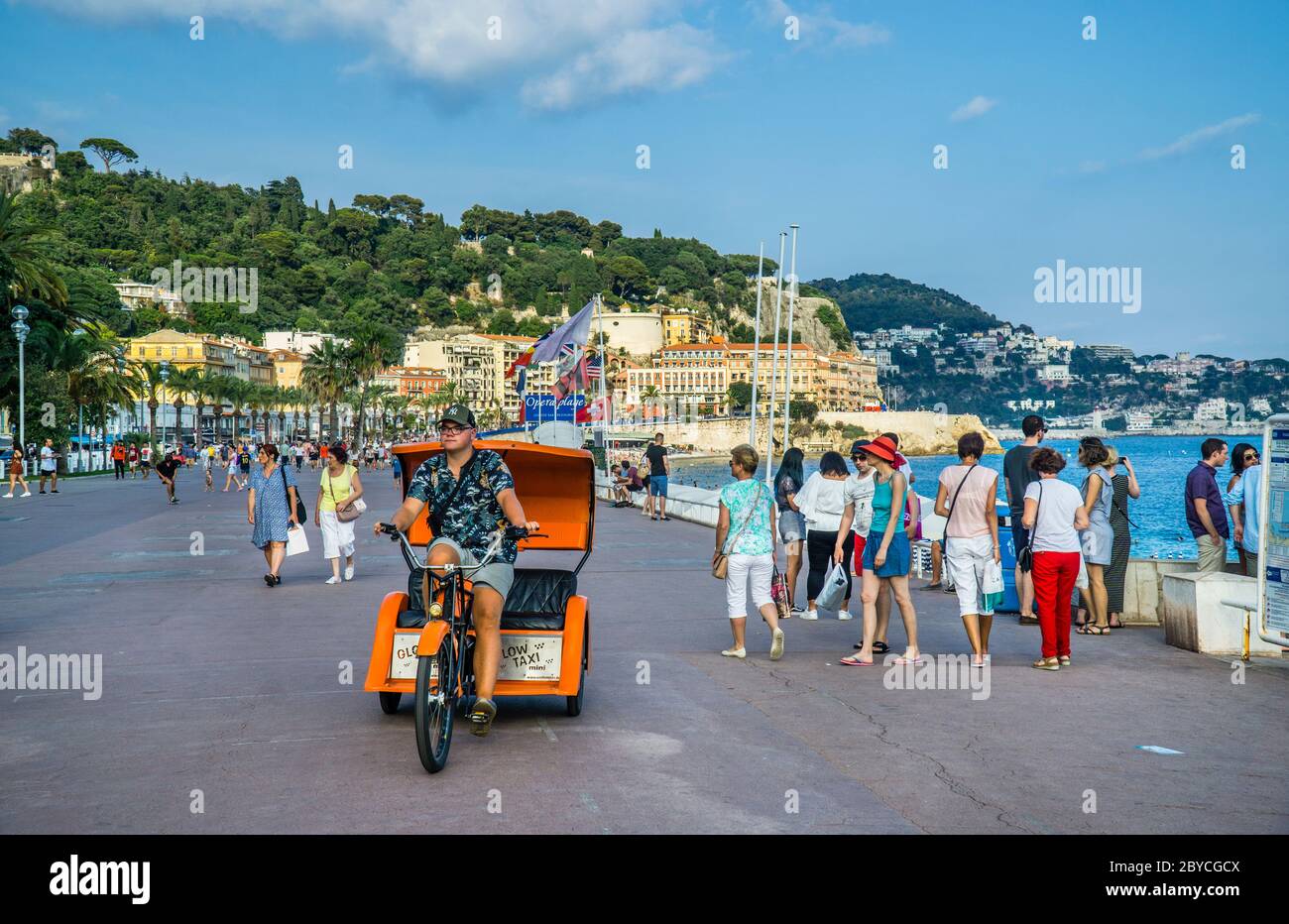 Pedicab presso la passeggiata dell'Opera Beach sul lungomare di Nizza, Costa Azzurra, Provenza-Alpi-Côte Azzurra, Francia Foto Stock