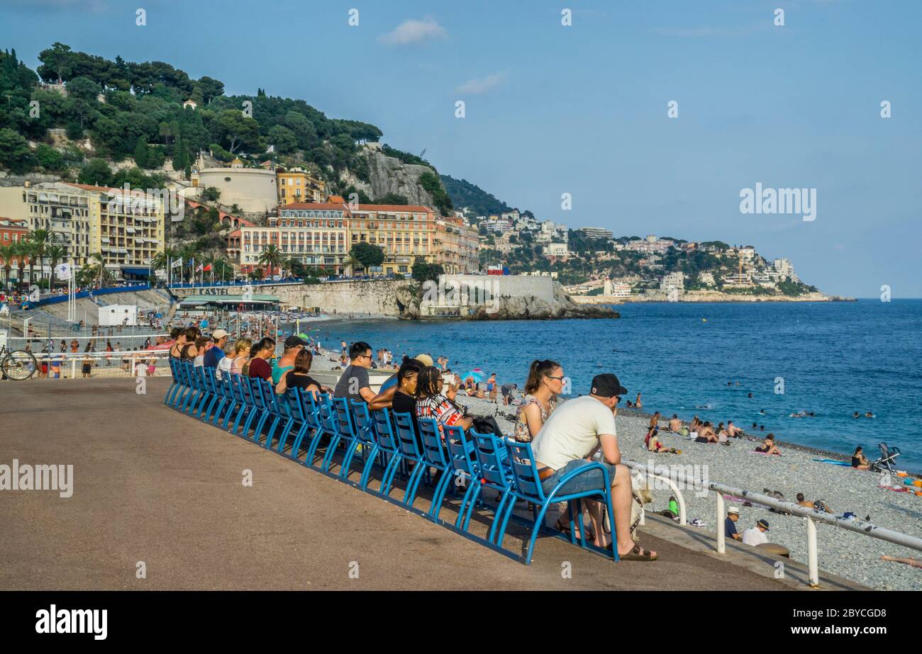 I turisti potranno ammirare la vista sulla Baie des Anges, la "Baia degli Angeli" alla spiaggia di Ponchettes sul lungomare di Nizza, sulla Costa Azzurra, sulla Provenza-Alpi- Foto Stock