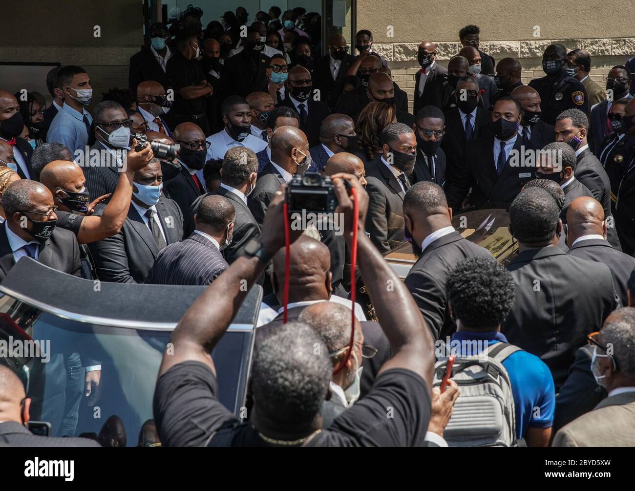 Houston, Stati Uniti. 09 giugno 2020. Pallbearers accompagnano il corpo di George Floyd ad un'udienza dopo il suo servizio funerale alla chiesa della Fontana di lode a Houston, Texas martedì 9 giugno 2020. George Floyd morì nella custodia della polizia a Minneapolis, Minnesota, il 25 maggio 2020. La sua morte ha scatenato manifestazioni a livello globale per combattere il razzismo e la legislazione in seno al Congresso per le riforme. Foto di Jemal Countess/UPI Credit: UPI/Alamy Live News Foto Stock