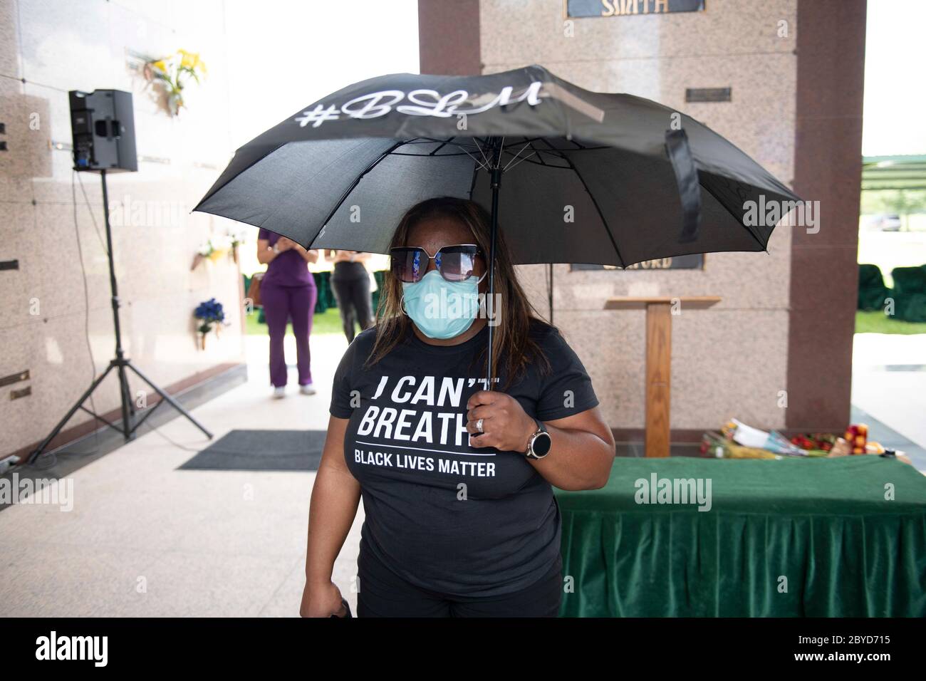 Una donna che tiene un ombrello BLM (Black Lives Matter) si trova nel mausoleo del cimitero dei Memorial Gardens di Houston prima della cerimonia di sepoltura di George Floyd martedì 9 giugno 2020. Floyd sarà sepolto accanto alla madre nella trama di famiglia. La morte di Floyd, ucciso a fine maggio da un poliziotto bianco, ha scatenato proteste in tutto il mondo contro il razzismo e la brutalità della polizia. Foto Stock