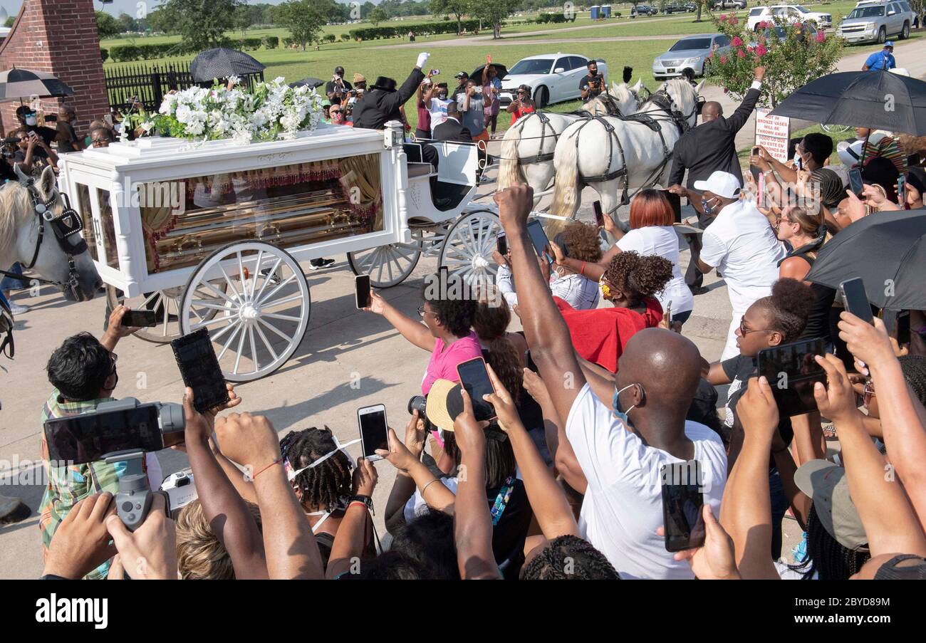 Una carrozza trainata da cavalli contenente il corpo di George Floyd si avvicina al cimitero dei Memorial Gardens di Houston, nella periferia di Houston, dove sarà sepolto accanto alla madre. La morte di Floyd, ucciso a fine maggio da un poliziotto bianco, ha scatenato proteste in tutto il mondo contro il razzismo e la brutalità della polizia. Foto Stock