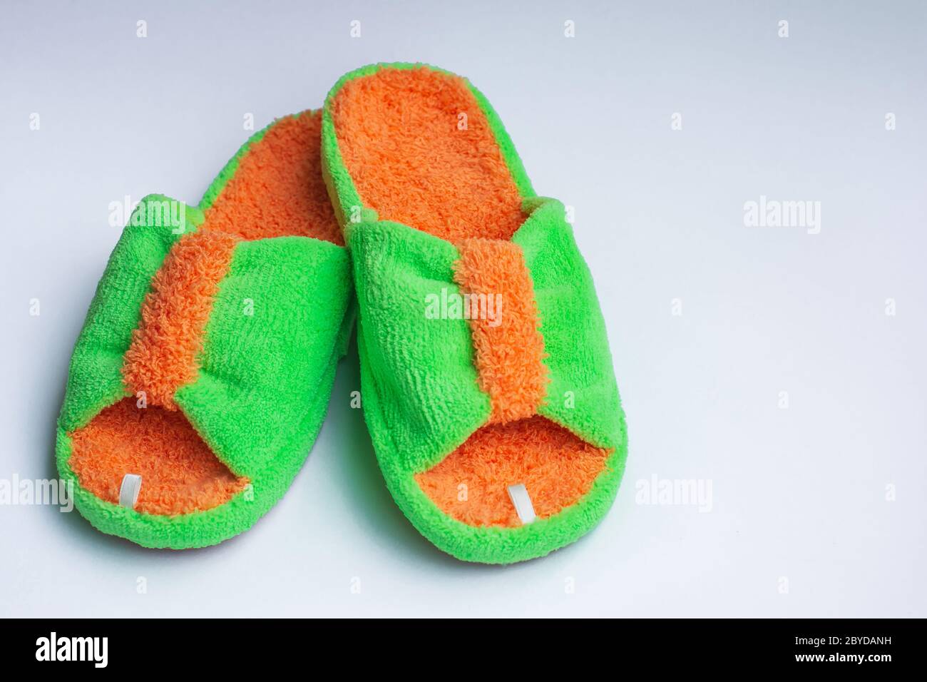 Pantofole lucide e soffici isolate su sfondo bianco. Abbigliamento domestico per donna o bambini. Il concetto di calore e comfort domestici. Messa a fuoco selettiva. Foto Stock