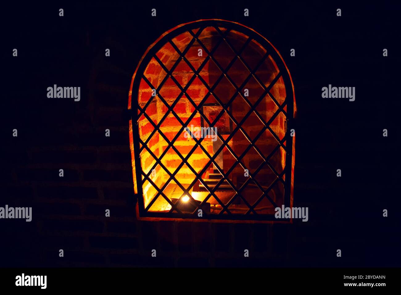 nicchia illuminata nel muro all'interno della chiesa Foto Stock