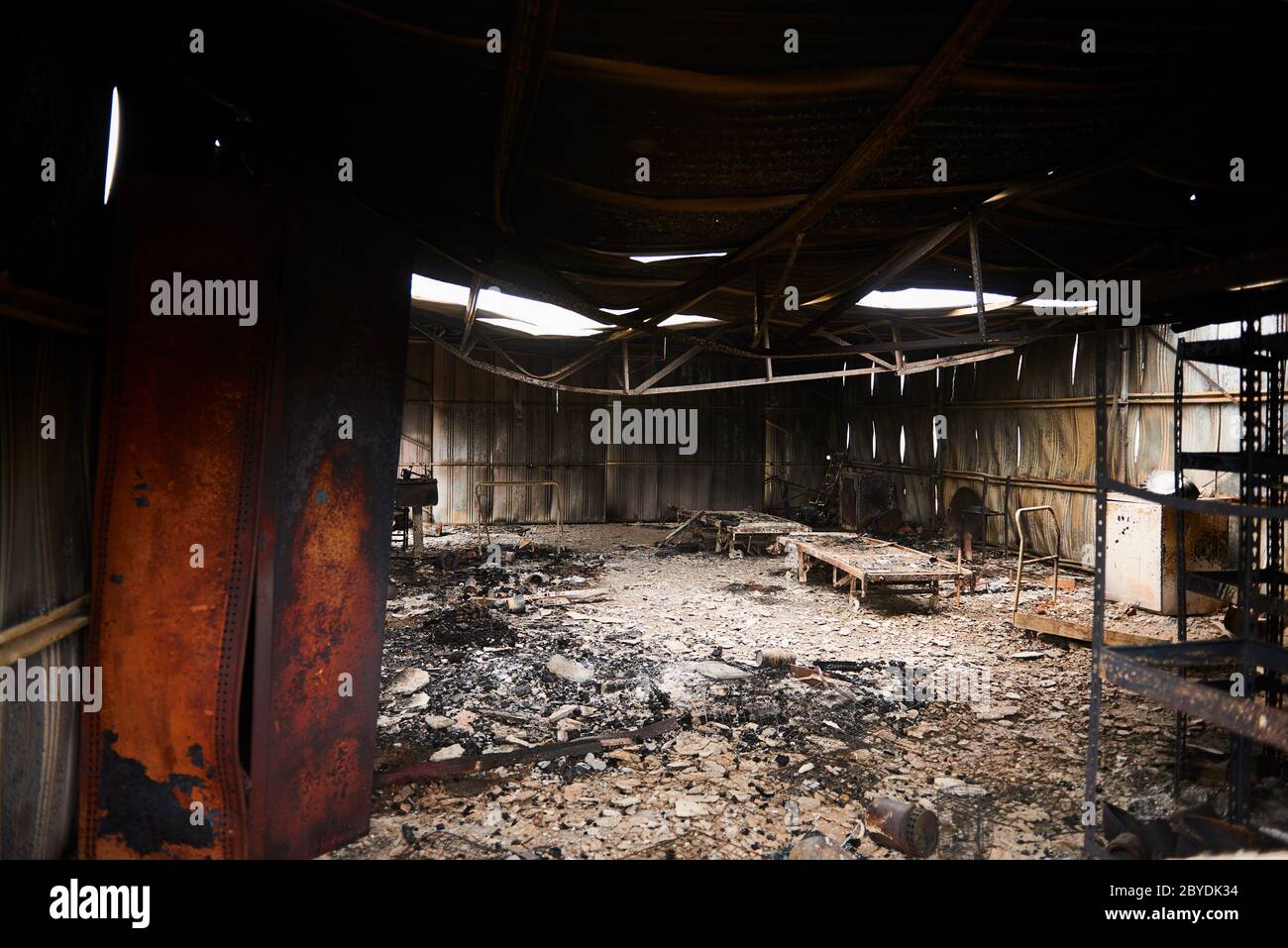 I resti di una proprietà distrutta dagli incendi boschivi a Sarsfield, Victoria Australia martedì 7 gennaio 2020. Foto Stock