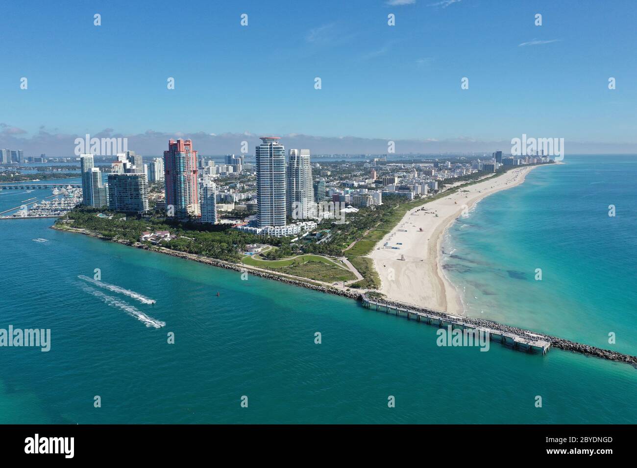 Vista aerea del South Pointe Park e di South Beach a Miami Beach, Florida, con Port Miami e lo skyline della città di Miami sullo sfondo. Foto Stock