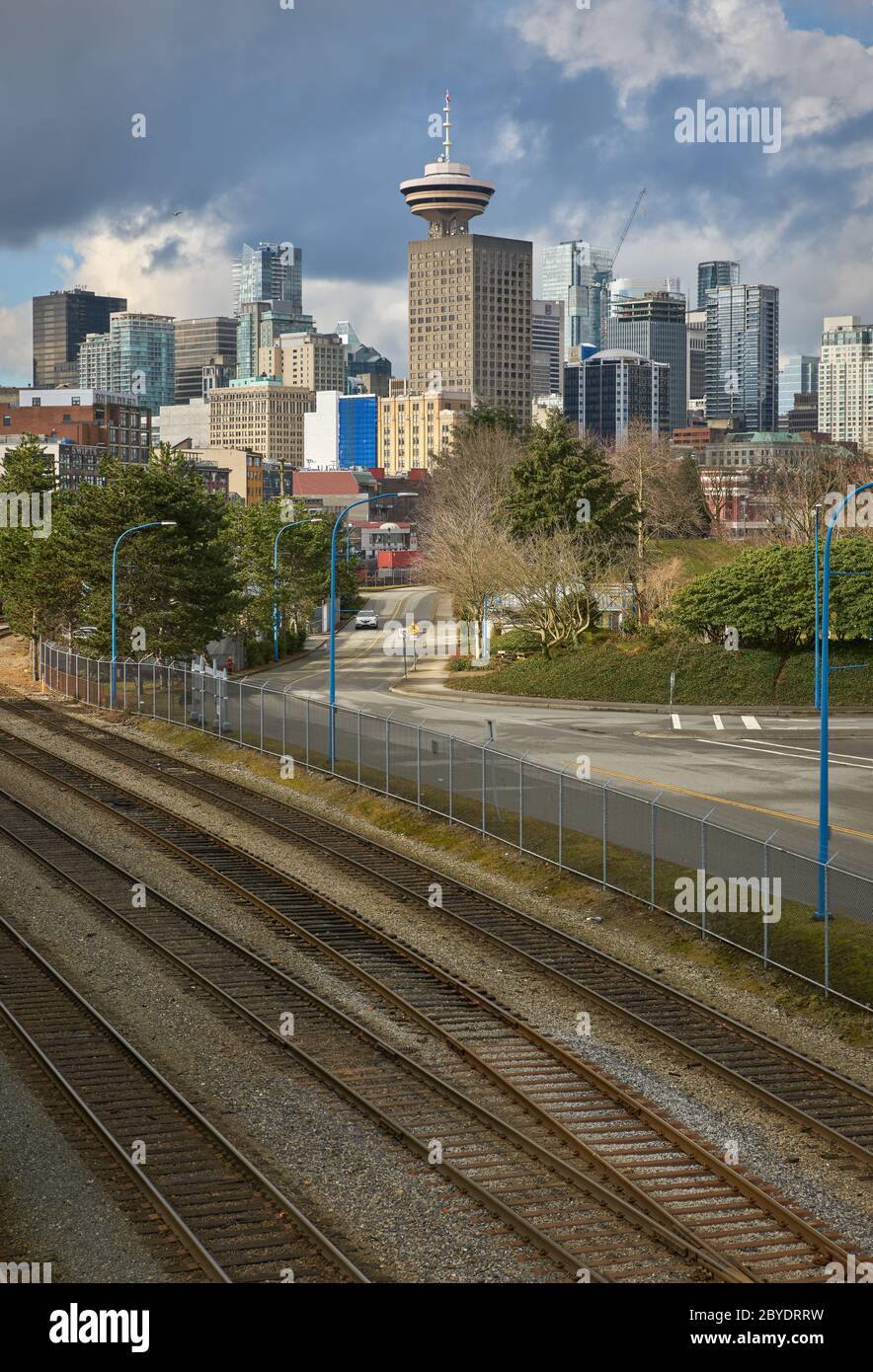 Vancouver Skyline e binari ferroviari. Skyline del centro di Vancouver con linee ferroviarie che spostano pendolari e merci in città e fuori. Columbia Britannica Foto Stock