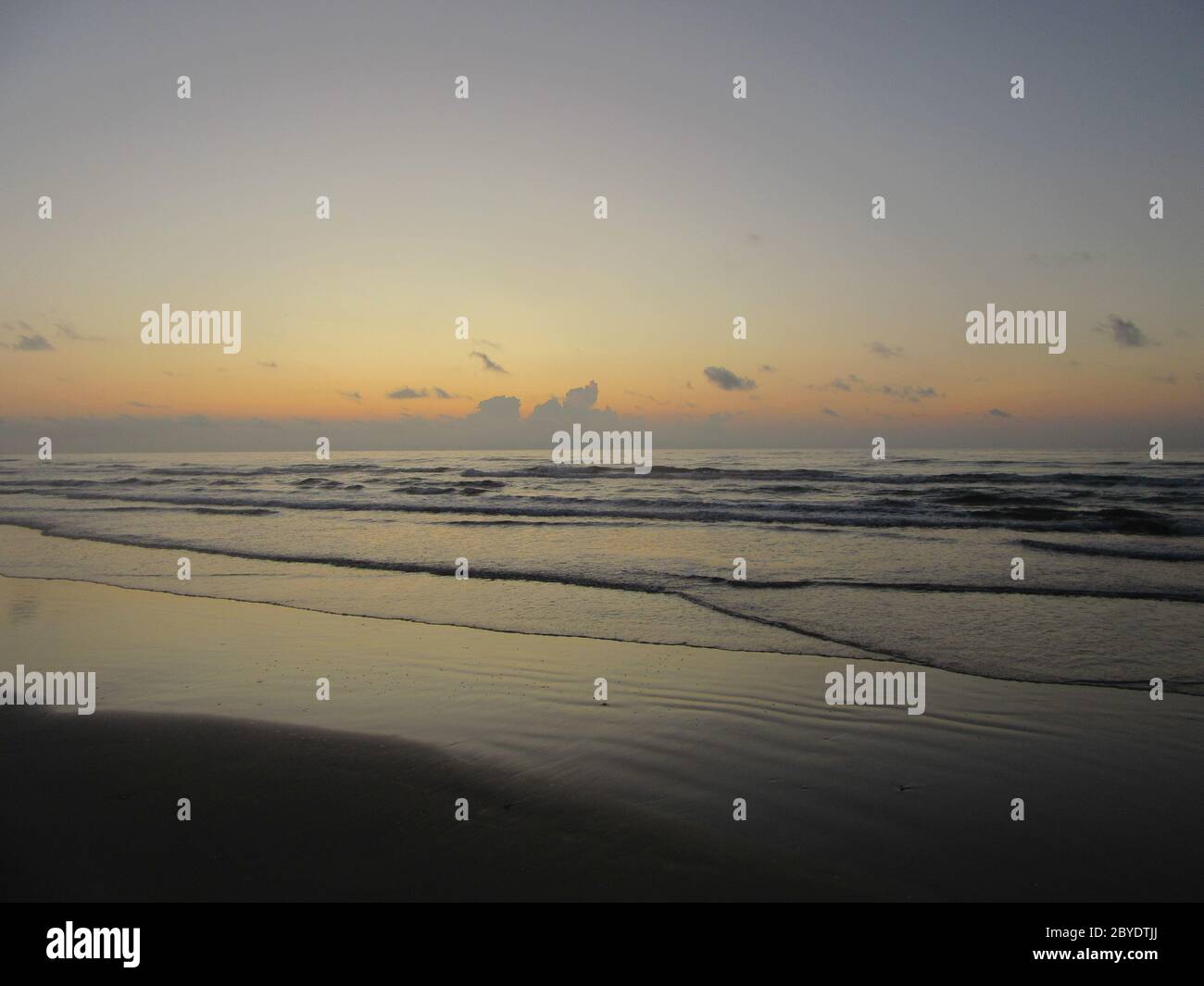 Alba e bassa marea su Padre Island in Texas, Golfo del Messico, Packery Channel Jetty, Corpus Christi, concetto per la vita da spiaggia, viaggi, locali esotici Foto Stock