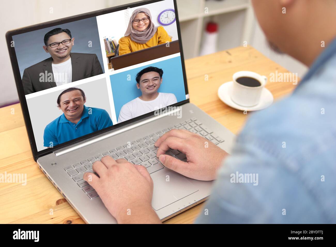 Teleconferenza durante il lavoro da casa a causa della pandemia di coronavirus covid. Le visualizzazioni dello schermo del pc della webcam durante la videochiamata di gruppo mostrano le persone che hanno partecipato a. Foto Stock