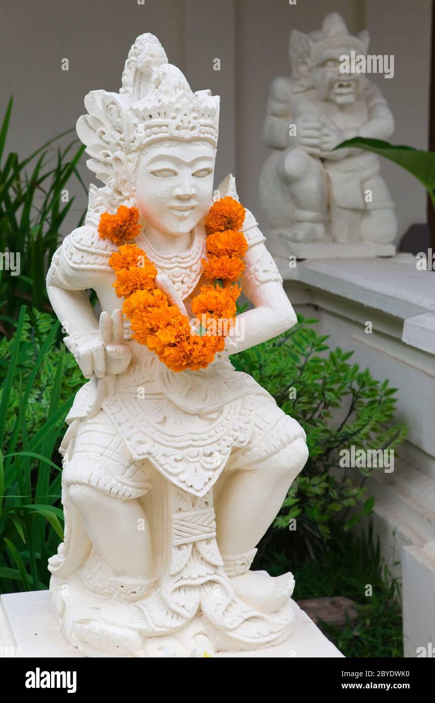 bali - statua - Figura in abiti tradizionali e un Foto Stock